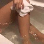 Andi Pink se enjabona las piernas en la bañera